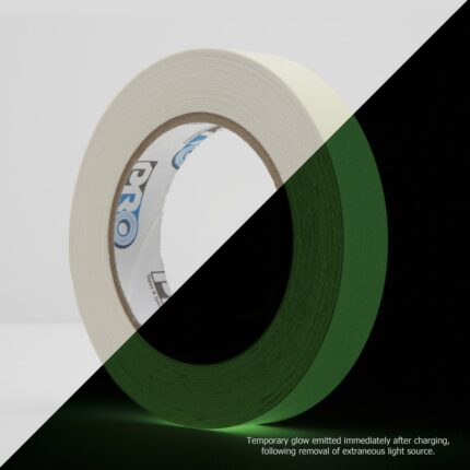 Confronto del nastro fotoluminescente ProGlow illuminato e al buio
